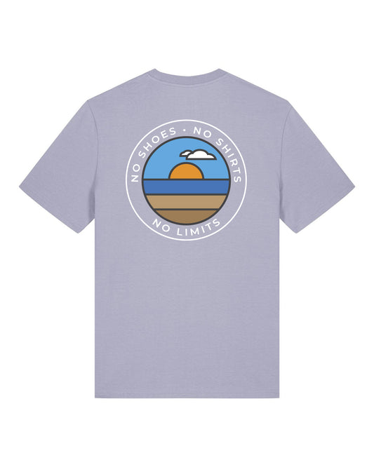 Beachvolleyball Bekleidung Streetwear Sportswear Oberteil Tshirt lavendel mit Markenlabel Großer Rückenprint Sonnenuntergang im Kreis No Shoes No Shirts No Limits Aufschrift
Pack Shot