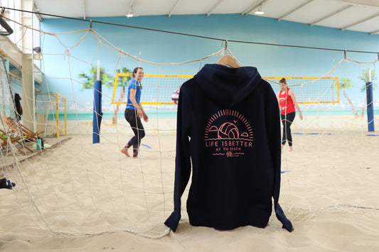 Beachvolleyball Bekleidung Streetwear Sportswear Oberteil Hoodie black mit Markenlabel
Großer Rückenprint Palme Sand  Sonne Volleyball Beach Vibes