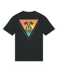Beachvolleyball Bekleidung Streetwear Sportswear Oberteil Tshirt black mit Markenlabel Großer Rückenprint Sonnenuntergang im Dreieck Palmen Sunset Coast
Pack Shot