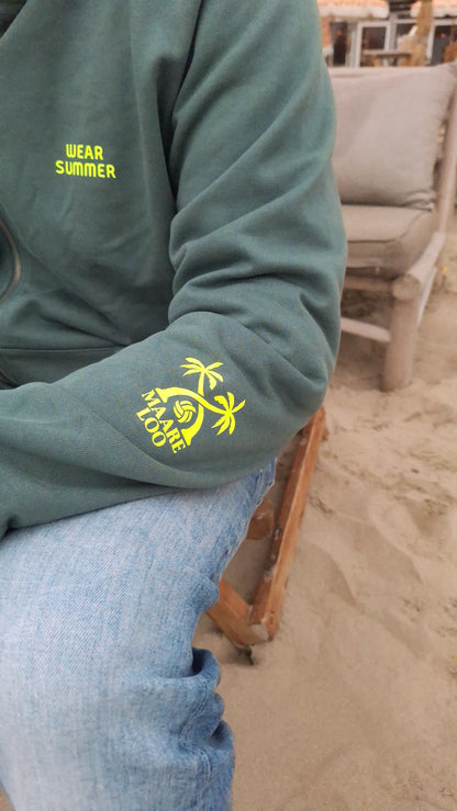 Beachvolleyball Bekleidung Streetwear Sportswear Oberteil Sweater petrol mit Markenlabel
Mann sitzt am Strand Aufdruck am Arm volleyball Palmen wear summer