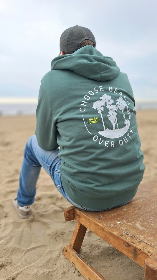 Beachvolleyball Bekleidung Streetwear Sportswear Oberteil Sweater petrol mit Markenlabel
Mann sitzt am Strand Großer Rückenprint Palmen wear summer