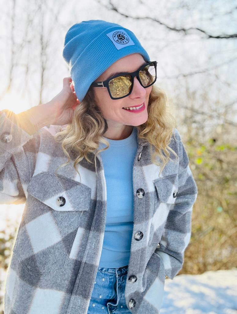 Beachvolleyball Bekleidung Streetwear Mütze Beanie sky blue warm beanie mit Markenlabel
Women wearing warm long beanie sunglasses wintersun