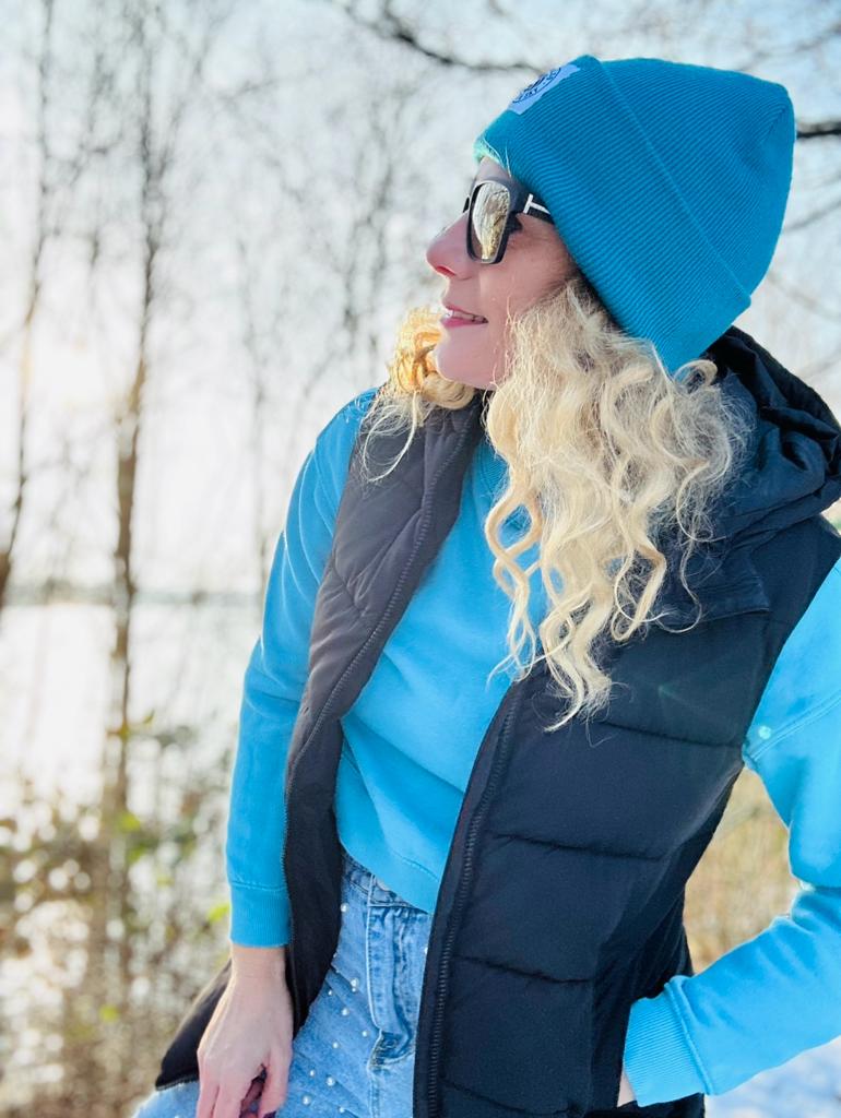 Beachvolleyball Bekleidung Streetwear Mütze Beanie sky blue warm beanie mit Markenlabel
Women wearing warm long beanie sunglasses wintersun side view